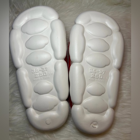 New Hello Kitty Fuzzy Slippers Size Big Kid 3.5 - Picture 5 of 5